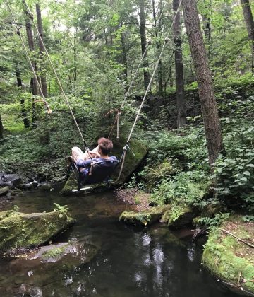 Schaukeln in der Nähe über dem Fluss
